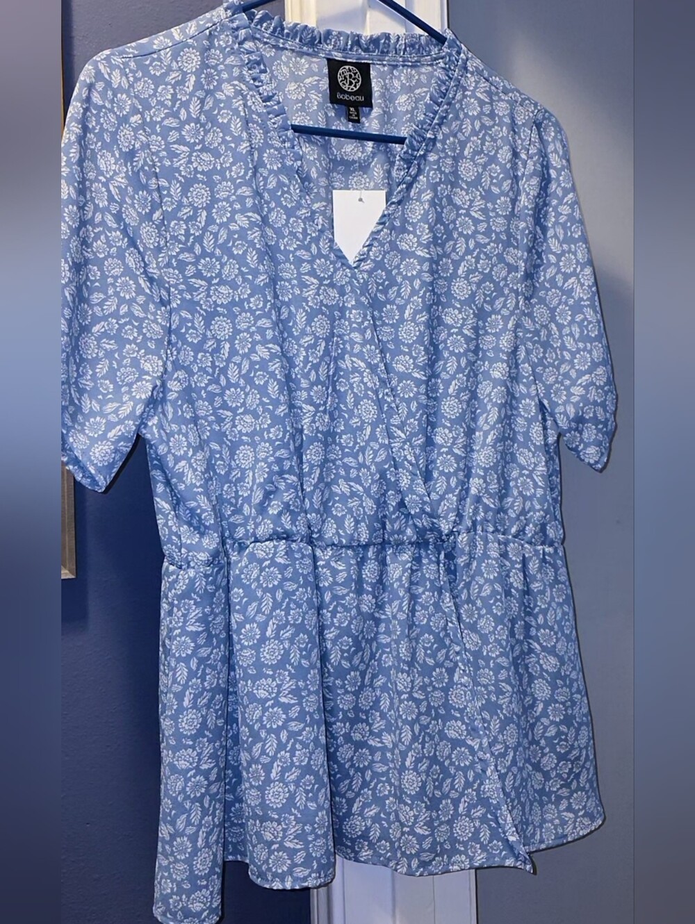 Bobeau Light Blue and White Floral V‑Neck Blouse Size XL